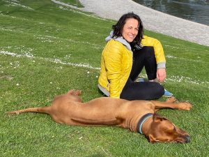 Viktorija Zuza von SAFE4dogs mit Ihrem Hund Kito am Olympiasee._