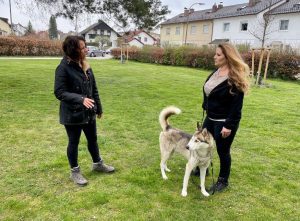 Viktorija Zuza von SAFE4dogs erklärt einer Hundehalterin das Einzel Coaching